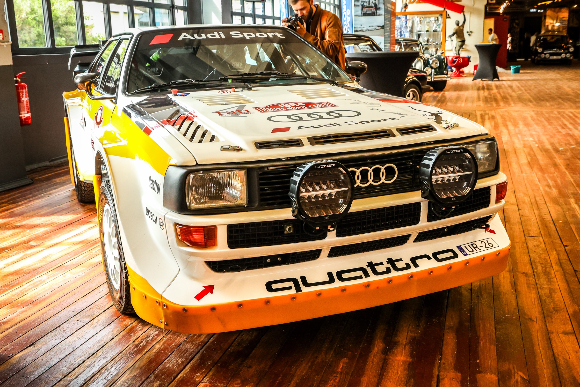 Detailaufnahme — Frontpartie eines Rallye-Autos