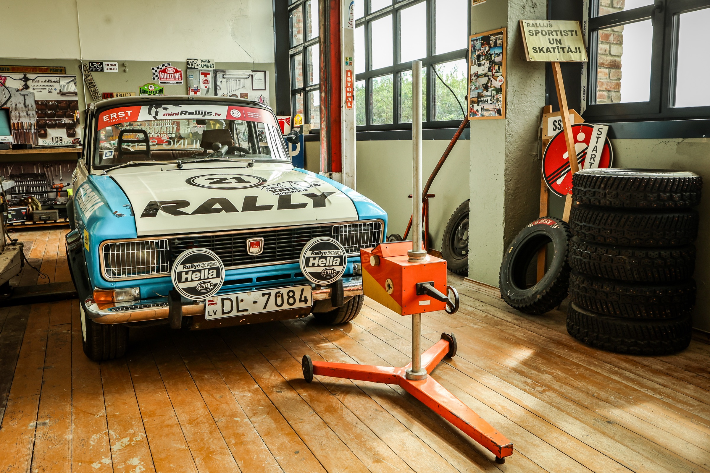 Blau-weißes Rallye-Auto mit der Nummer 21 in der Garagenwerkstatt