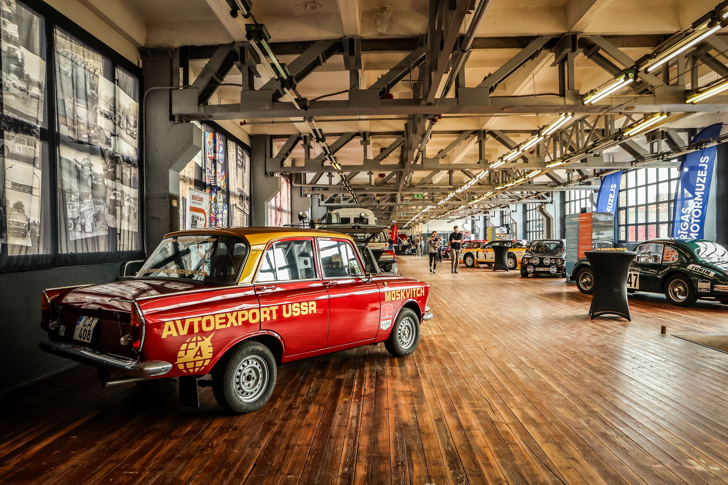 Ausstellungshalle der Garage 1965 mit historischen Automobilen