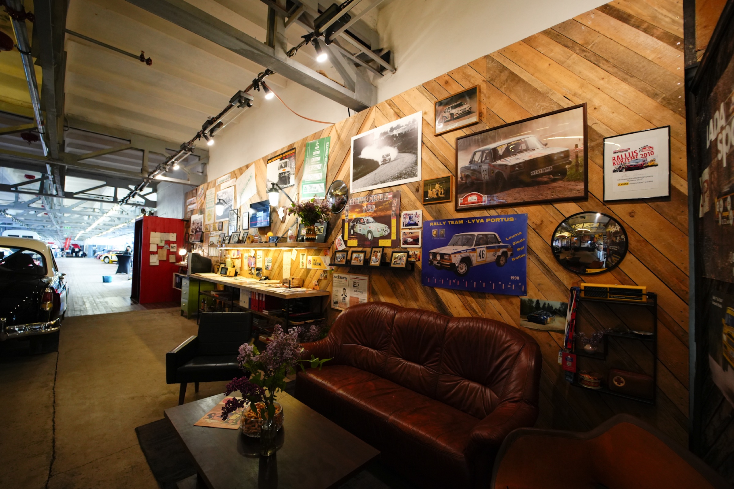 Historische Fotografien, Plakate und Rallye-Devotionalien im Aufenthaltsraum der Ausstellung