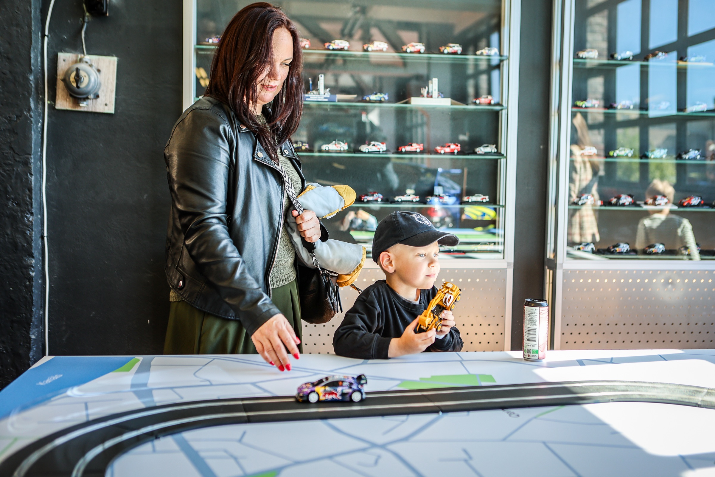 Besucher am Modell einer Rennstrecke — Mutter und Kind